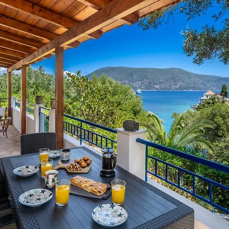 Beachfront Casa Floisvos 펜션 *